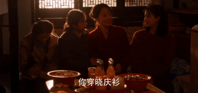 43岁范冰冰和74岁刘晓庆，像一个妈生的