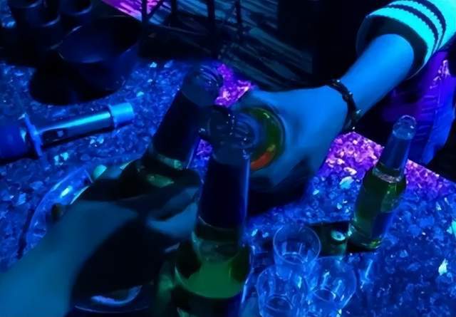 她是“最惨原配”，老公出轨约会身亡，留给她400万外债