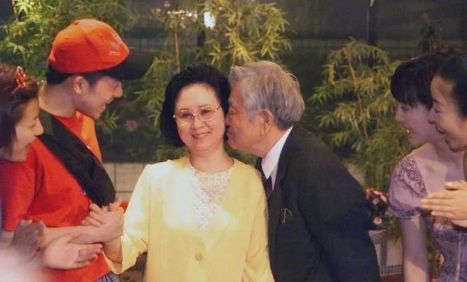 琼瑶曾抱怨失去自由，为平鑫涛边写剧本边哭，手指写到肿起来  第15张