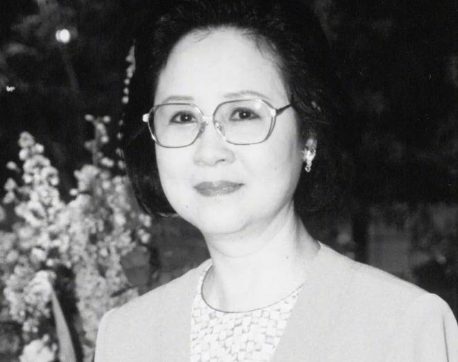 琼瑶曾抱怨失去自由，为平鑫涛边写剧本边哭，手指写到肿起来  第18张