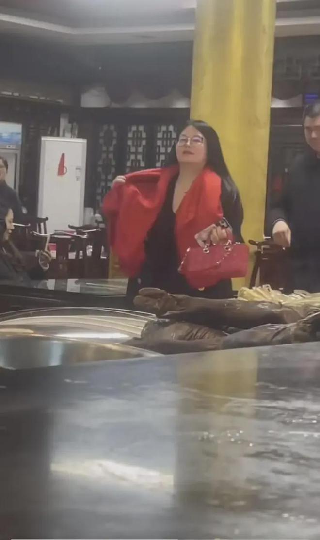 李湘带王岳伦王诗龄岳阳中等鱼馆吃饭，李湘站着敬酒疑获领导接待