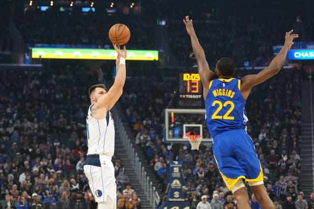 打疯了！勇士半场74分仍落后：18记三分创纪录，东契奇轰28+8+9