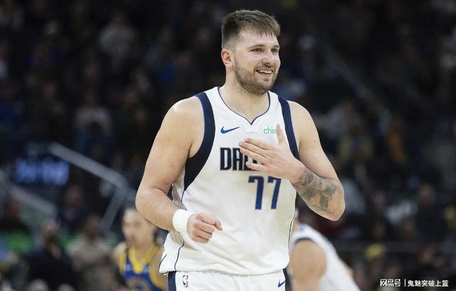 浓眉狂轰40+16+2+2+1仍无缘今日最佳！只因遇到创NBA神迹的东契奇