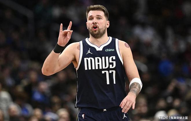浓眉狂轰40+16+2+2+1仍无缘今日最佳！只因遇到创NBA神迹的东契奇
