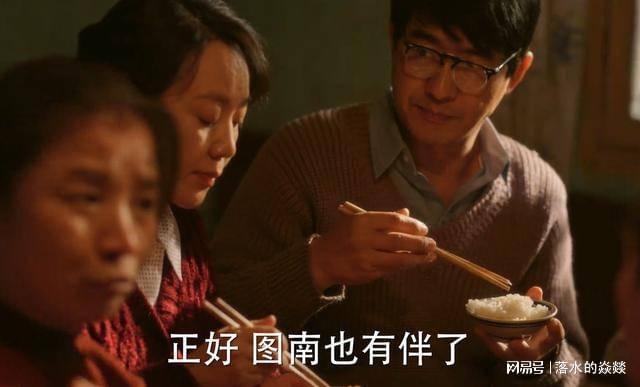 《小巷人家》孙女婿第一次上门，庄家二老居然给栋哲100元压岁钱