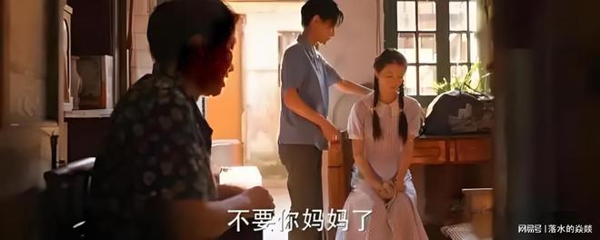 《小巷人家》孙女婿第一次上门，庄家二老居然给栋哲100元压岁钱