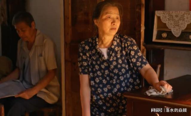 《小巷人家》孙女婿第一次上门，庄家二老居然给栋哲100元压岁钱