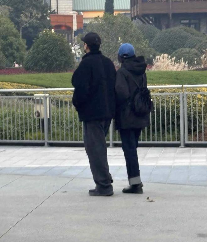 高圆圆赵又廷带女儿逛迪士尼，夫妻俩挽手同行，幸福满溢好甜蜜