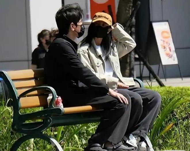 高圆圆赵又廷带女儿逛迪士尼，夫妻俩挽手同行，幸福满溢好甜蜜