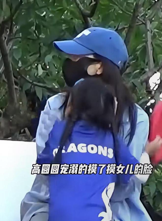 高圆圆赵又廷带女儿逛迪士尼，夫妻俩挽手同行，幸福满溢好甜蜜