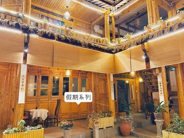 会拉行李的哈士奇你见过吗？主人：它“自学成才” 三天给自家民宿带来20万线上营业额