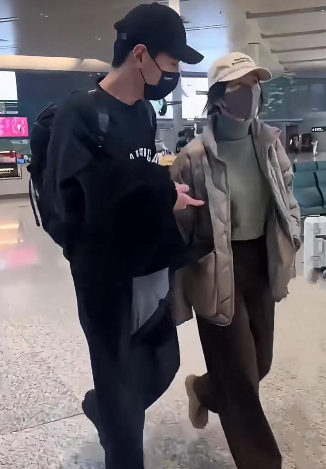知识星球：494949最快查开奖结果手机-高圆圆赵又廷带女儿逛迪士尼，夫妻俩挽手同行，幸福满溢好甜蜜