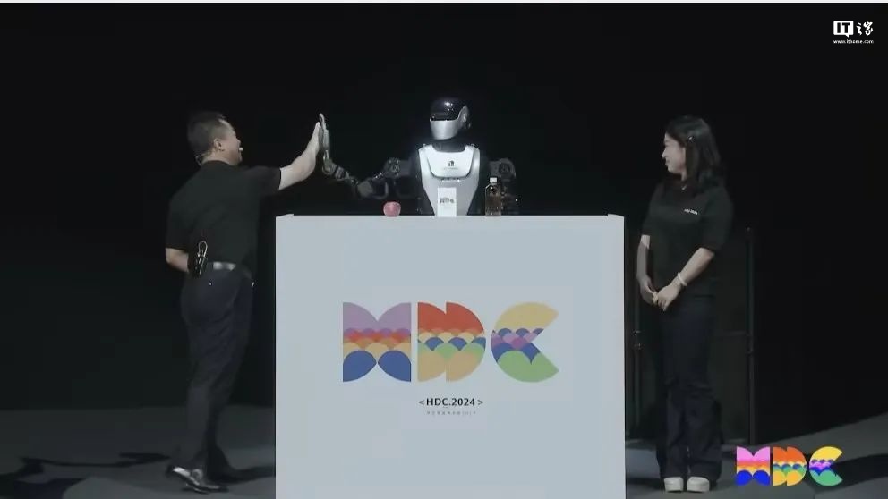 虎扑体育：澳门最新六开彩四不象-乐聚第 100 台全尺寸人形机器人交付北汽越野车