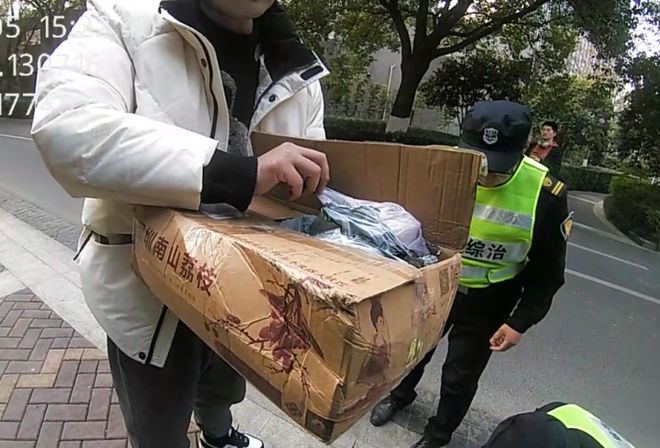 36氪：澳门资料免费大全-杭州男子弄丢30万元年终奖，快急哭了！一小时后电话打来