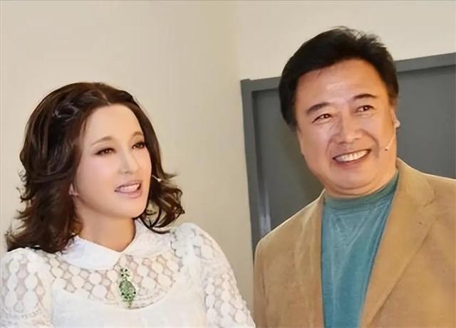 西瓜视频：澳门金牛版资料免费-刘晓庆带82岁老公现身美国，老公王晓玉老了很多，夫妻俩像两代人