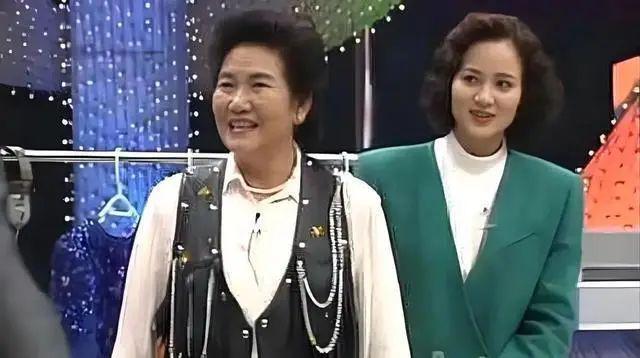 今日头条自媒体：2024澳门资料大全正版资料免费1-1999年，赵丽蓉在春晚表演，她的孩子却围坐在电视机旁，抱头痛哭