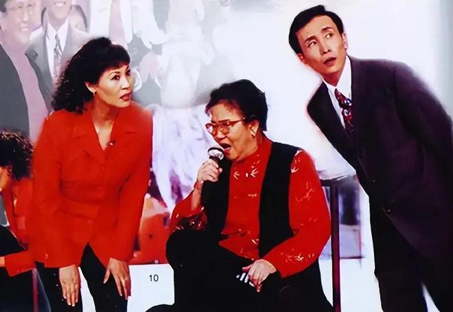 今日头条自媒体：2024澳门资料大全正版资料免费1-1999年，赵丽蓉在春晚表演，她的孩子却围坐在电视机旁，抱头痛哭