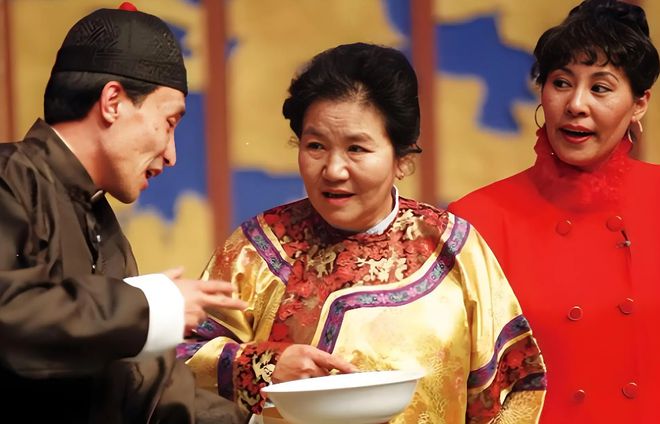 今日头条自媒体：2024澳门资料大全正版资料免费1-1999年，赵丽蓉在春晚表演，她的孩子却围坐在电视机旁，抱头痛哭