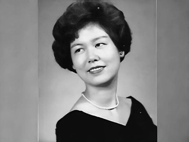 36氪：#澳门彩-李小龙二姐李秋凤离世，姐弟俩五官相似，上月刚参加了成家班聚会