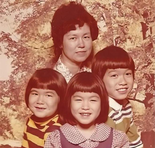 36氪：#澳门彩-李小龙二姐李秋凤离世，姐弟俩五官相似，上月刚参加了成家班聚会