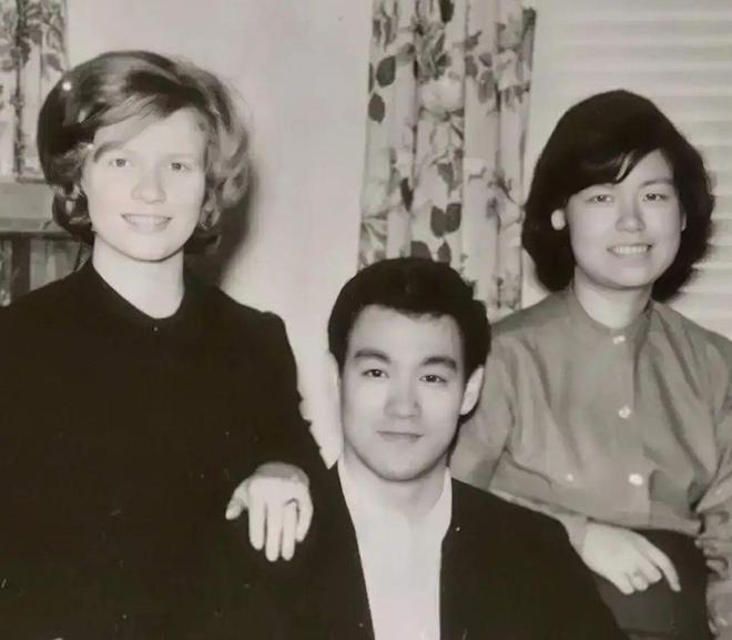 36氪：#澳门彩-李小龙二姐李秋凤离世，姐弟俩五官相似，上月刚参加了成家班聚会