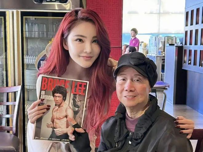 36氪：#澳门彩-李小龙二姐李秋凤离世，姐弟俩五官相似，上月刚参加了成家班聚会