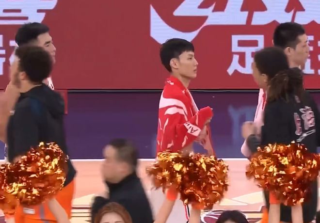 微博达人：澳门正版资料大全公开-上海大胜广东！杜锋苦笑，广东失落，李弘权淡定，卢伟肯定发挥！