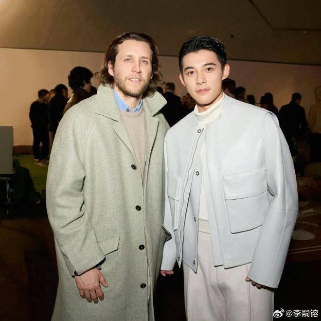 美篇：白小姐三肖三期开奖软件功能-李嗣镕参与米兰时装周活动，与费翔等交流合影