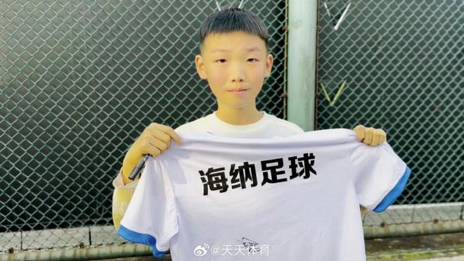 美图秀秀：49图库免费的资料澳门精准-来自墙洞的解说声！小球迷隔着铁丝网解说国安比赛，获张玉宁签名