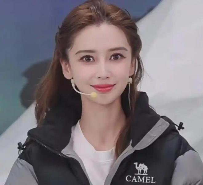 搜狐新闻：深夜福利院在线观看-白面红唇演女扮男装？杨颖新剧一开播，观众坐不住了：这糊弄谁呢