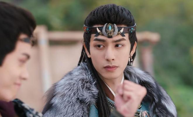 搜狐新闻：深夜福利院在线观看-白面红唇演女扮男装？杨颖新剧一开播，观众坐不住了：这糊弄谁呢